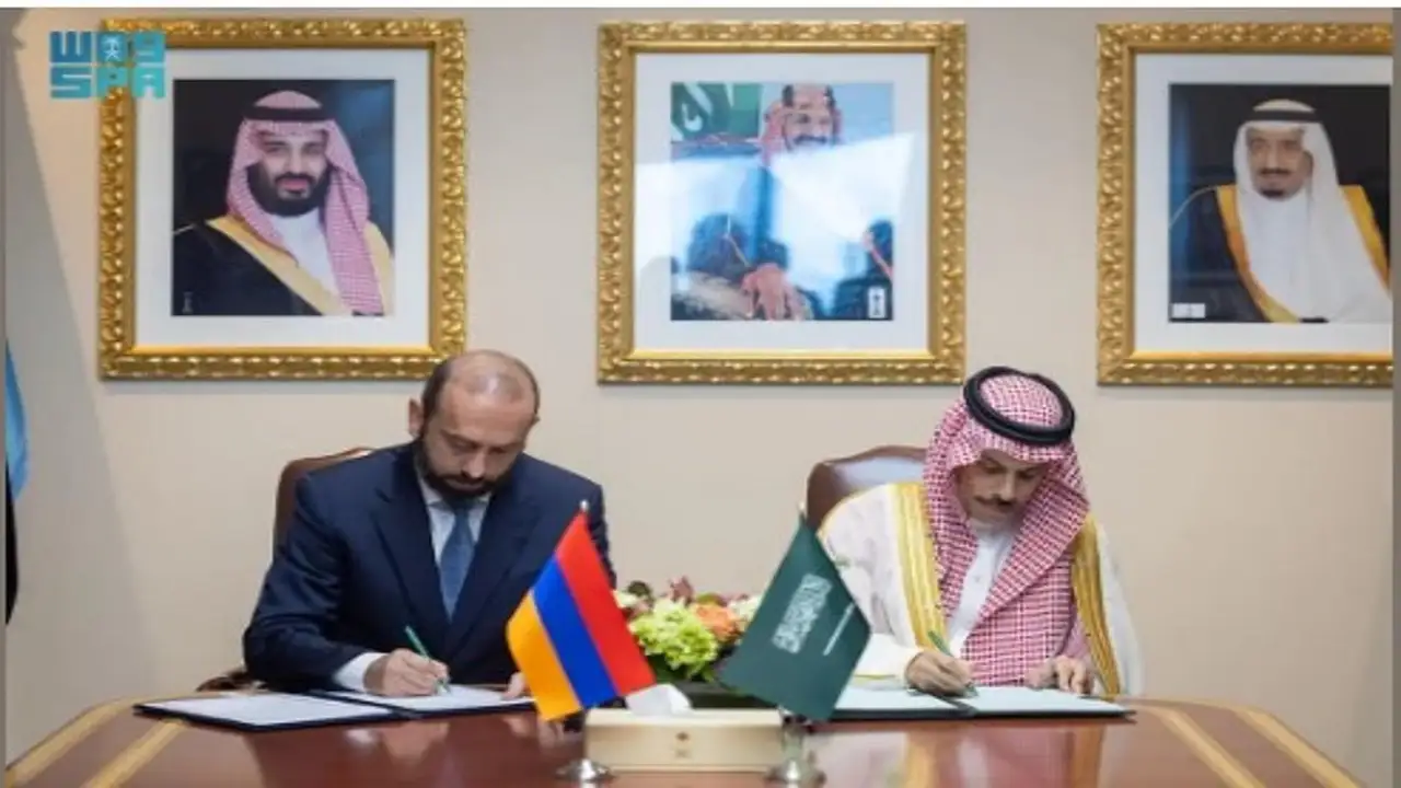 المشاورات السياسية مع أرمينيا.. وزير الخارجية يوقع مذكرة تفاهم لبدء مرحلة جديدة